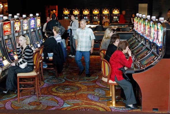 Hace 25 años sólo operaban en Nevada y Atlantic City, New Jersey. Pero al paso de los años, los casinos en Estados Unidos tienen funciones en 22 estados y contaban con 566 unidades en 2010, según el estudio de la asociación.