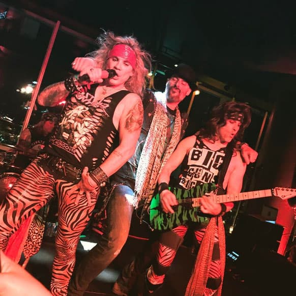 La fiesta estuvo amenizada por el grupo de rock Steel Panther, que parodian a las bandas ochenteras.