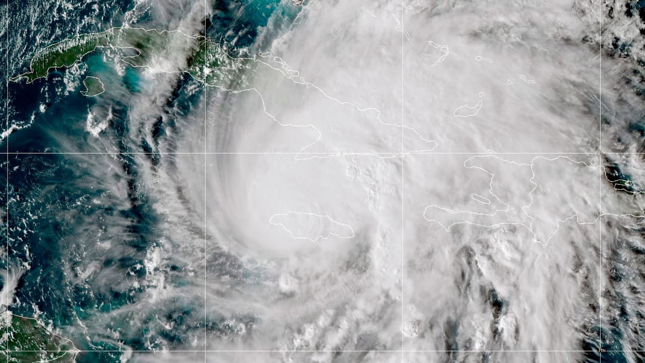 ¿Por qué el huracán Melissa es considerado 'la tormenta del siglo'? Te explicamos