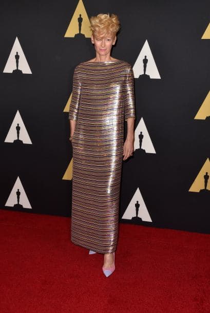 Tilda Swinton con un vestido muy llamativo.