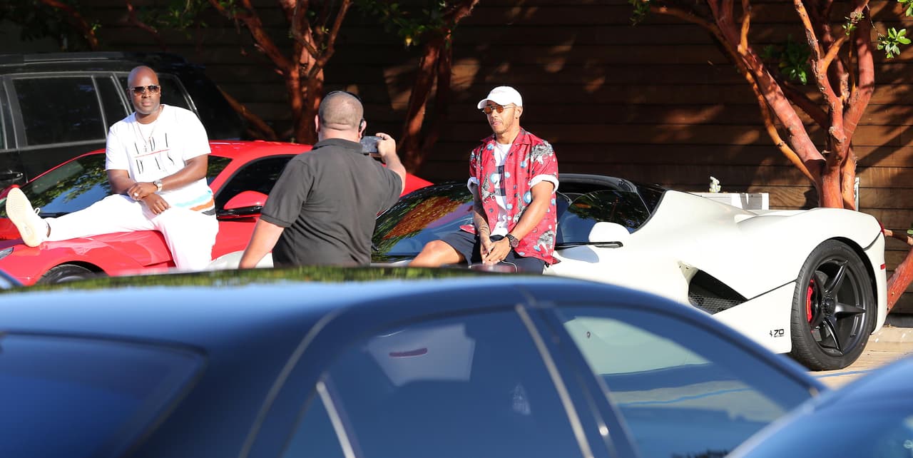 El percance fue tomado con muy buen humor por parte de Lewis Hamilton y Corey Gamble, ya que incluso pideron al conductor de la grúa que se llevaría al Ferrari, que les tomará una foto para dejar testimonio del episodio.