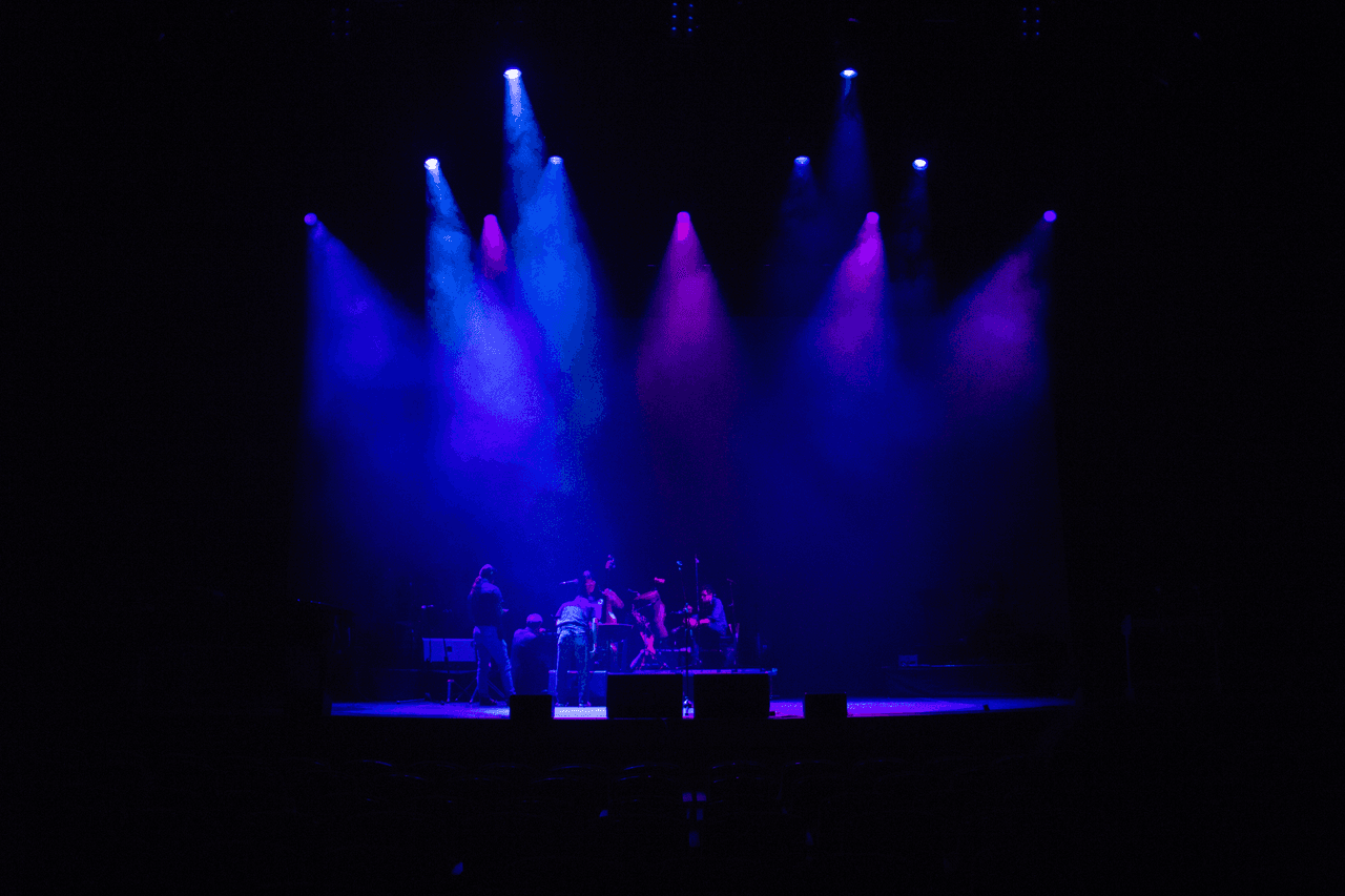 Con un ambiente íntimo y cálido, las pruebas de sonido previas al show empezaron en el escenario del Teatro Mayor Julio Mario Santodomingo, en Bogotá, Colombia.