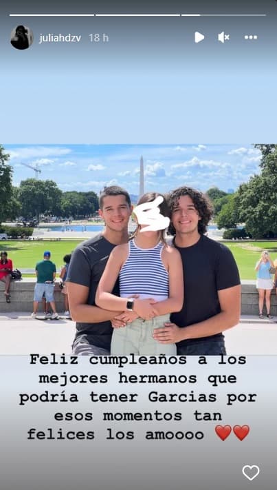 La hermana menor de Eduardo y Roberto Hernández Cantoral también felicitó a los jovencitos por su cumpleaños y les reiteró su amor. Julia no quiso ser protagonista en la foto que acompañó el texto, por lo que prefirió tapar su cara.