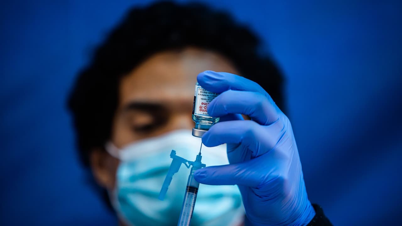 En los centros de vacunación contra el covid-19 se pide cierta documentación al asistir a la cita, aunque aseguran que no se niega la vacuna a quien sea elegible.