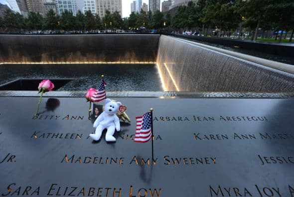 La ceremonia para conmemorar el decimotercer aniversario del 11 de septiembre de 2001 con la que los neoyorquinos recuerdan a las casi 3,000 víctimas de los atentados de esa fecha contra Estados Unidos, arrancó en el Memorial del 9/11. Líderes políticos, familiares de las víctimas y agentes de orden participaron en la ceremonia en la cual los nombres de cada víctima fueron leídos.