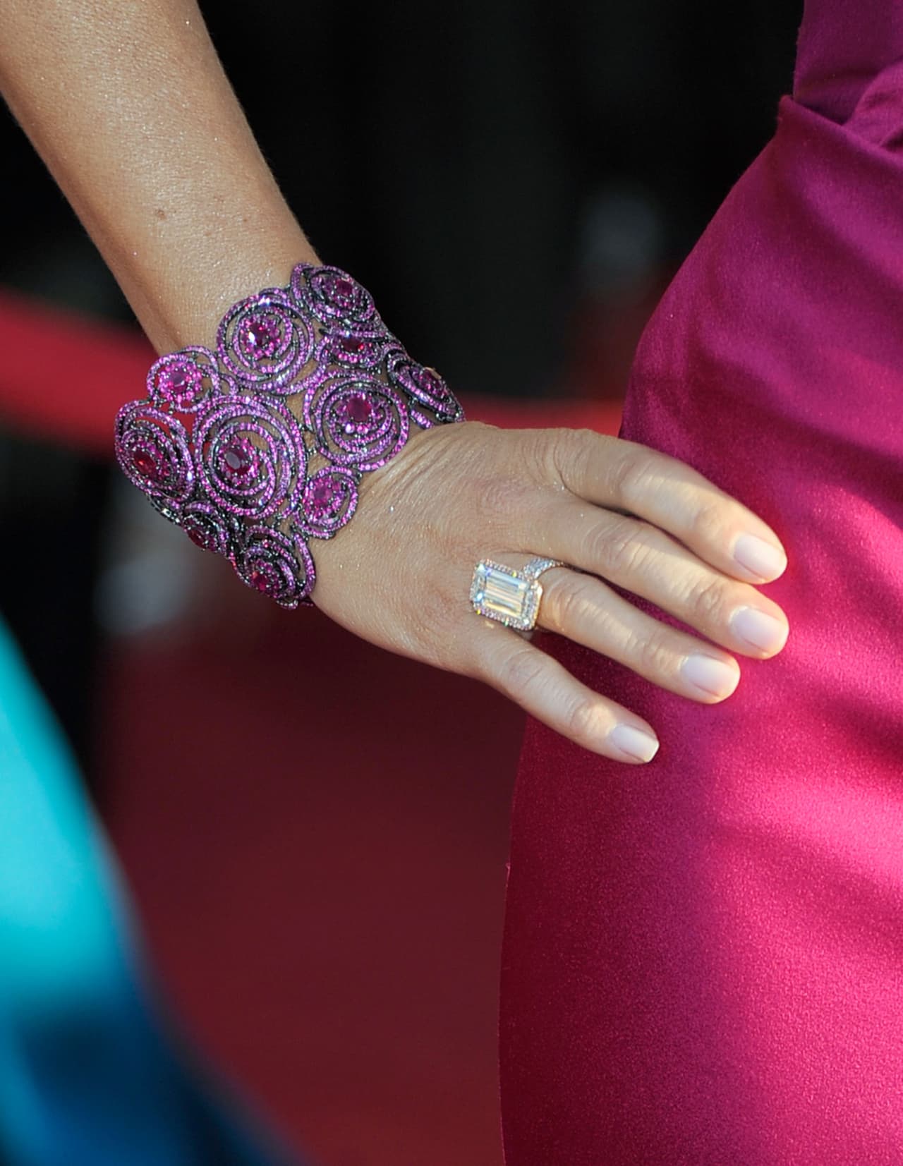 El peso de su estilo en las manos recae en sus brillantes anillos.