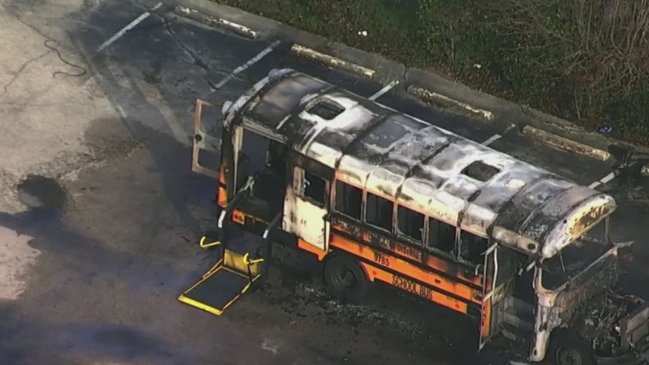 Un estudiante y tres adultos fueron evacuados en el incendio de un autobús escolar