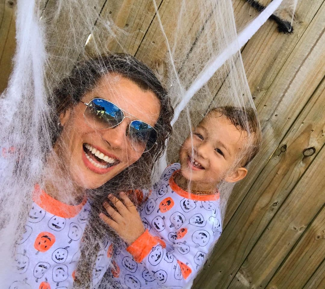 Agregó que 'Baby Liam' no quiso usar su disfraz, pero como una madre precavida vale por dos, Cristy improvisó con pijamas para que él estuviera cómodo y vestido para la ocasión.