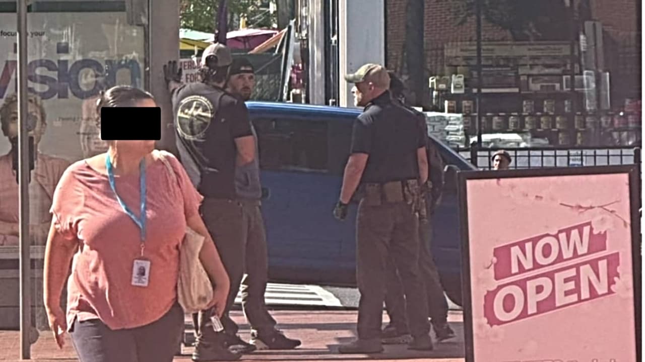 “Dijeron que solo eran criminales,
<b> pero están deportando familias enteras dejándonos sin trabajo por el miedo que ya están entregando estos documentos</b>. Ya tenemos temor a salir a la calle. temor de ir a trabajar a los restaurantes. No se va a poder ni salir”, finalizó la mujer que pidió el anonimato.