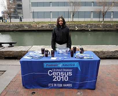 Quienes no fueron incluidosLa segunda pregunta es ¿Había personas adicionales quedándose aquí el 1 de abril de 2010 que usted no incluyó en la pregunta 1? Las posibles respuestas son:Niños, tales como bebés recién nacidos o hijos de crianza. Parientes, tales como hijos adultos, primos o parientes políticos. Personas que no son parientes, tales como compañeros de cuarto o niñeras que viven en el hogar. Personas que se quedan aquí temporalmente. No hay personas adicionales