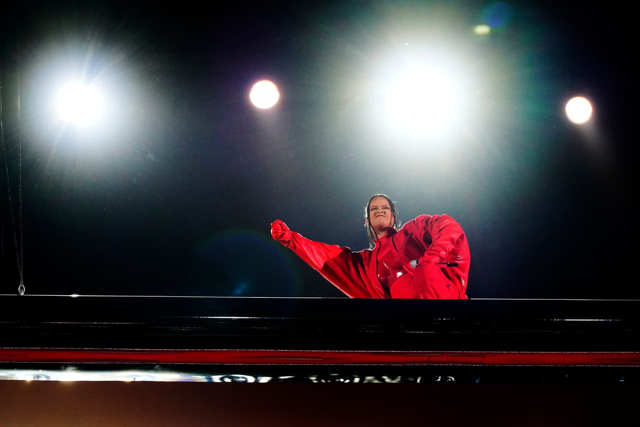 Se trató de su primer evento en vivo en siete años y lo hizo generando conversación pues su look avivó las dudas sobre un presunto estado de gestación, solo nueve meses después de haberse convertido en madre.
<br>