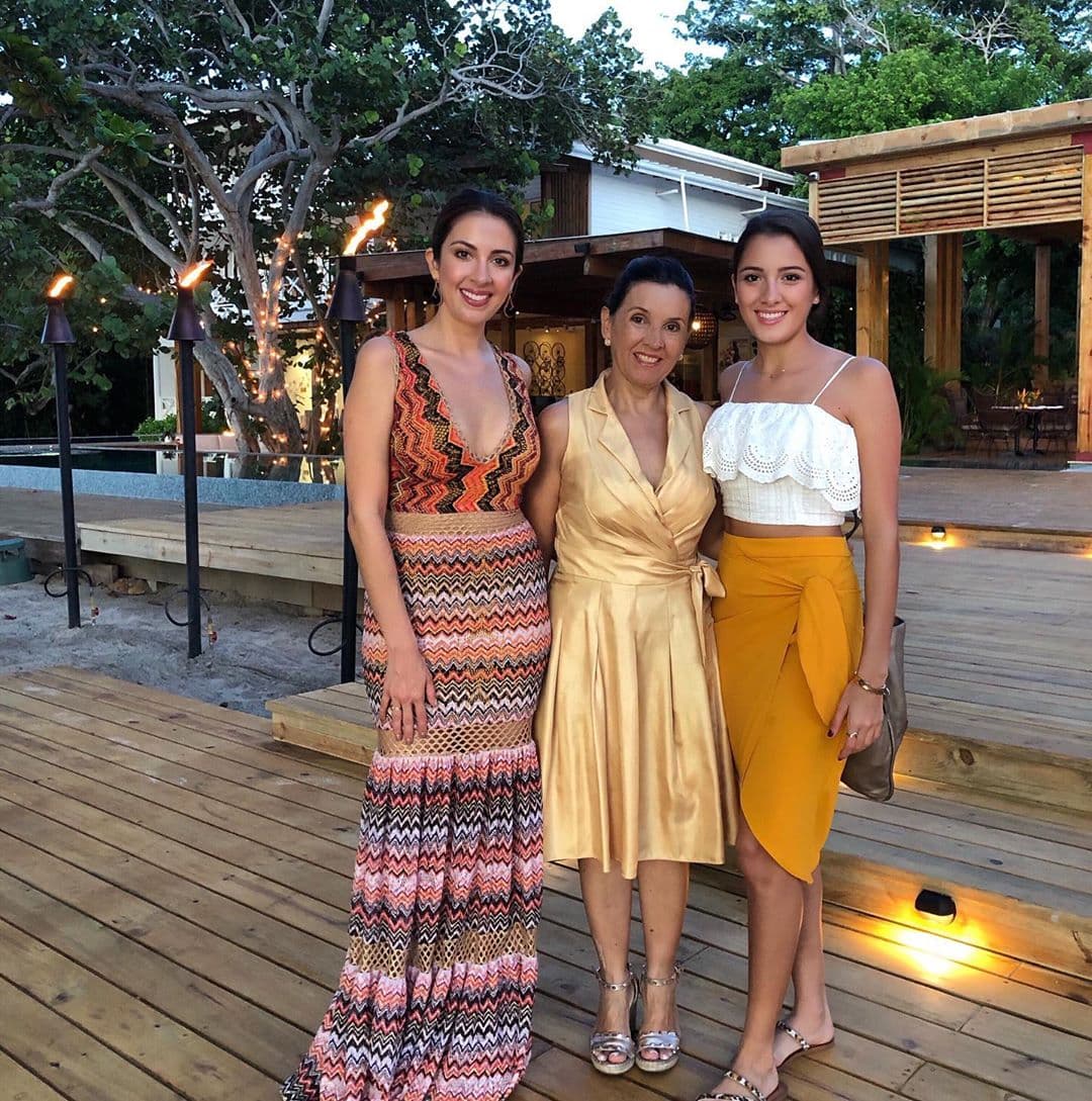 Previo al gran día de diciembre, Maity Interiano pasó unos días de vacaciones con su hermana menor y su mamá en las paradisíacas playas de Honduras.