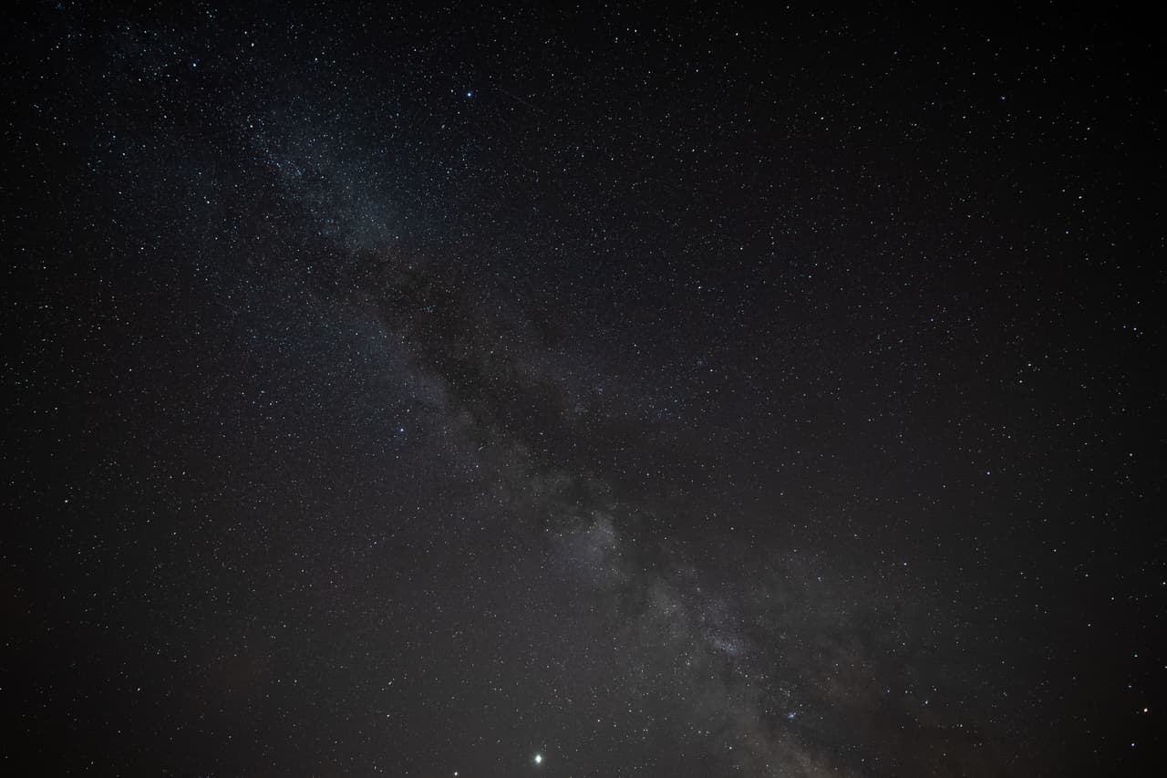 La luna tendrá su color dorado habitual cerca del horizonte y se desvanecerá a un blanco. La luna llena de abril se llama Luna Rosa por la hierba "rosa musgo”. La planta es una de las flores primaverales.