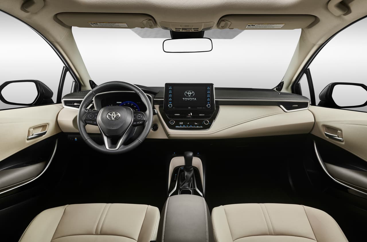 El nivel de los acabados en el interior del nuevo Toyota Corolla 2020 está a años luz de la versión que lo precede, un beneficio que se ve amplificado por el acertado diseño de su cabina, que ya no recuerda a un 'baby Camry' sino a un 'mini Lexus'.