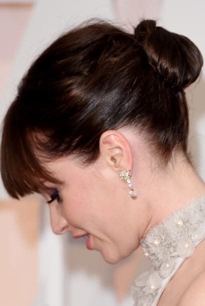 La protagonista de la cinta "The Theory of Everything", Felicity Jones lució un recogido a media nuca con un flequillo largo muy femenino e intensificó el 'look' con un ligero 'smokey eyes' y labios rosados.