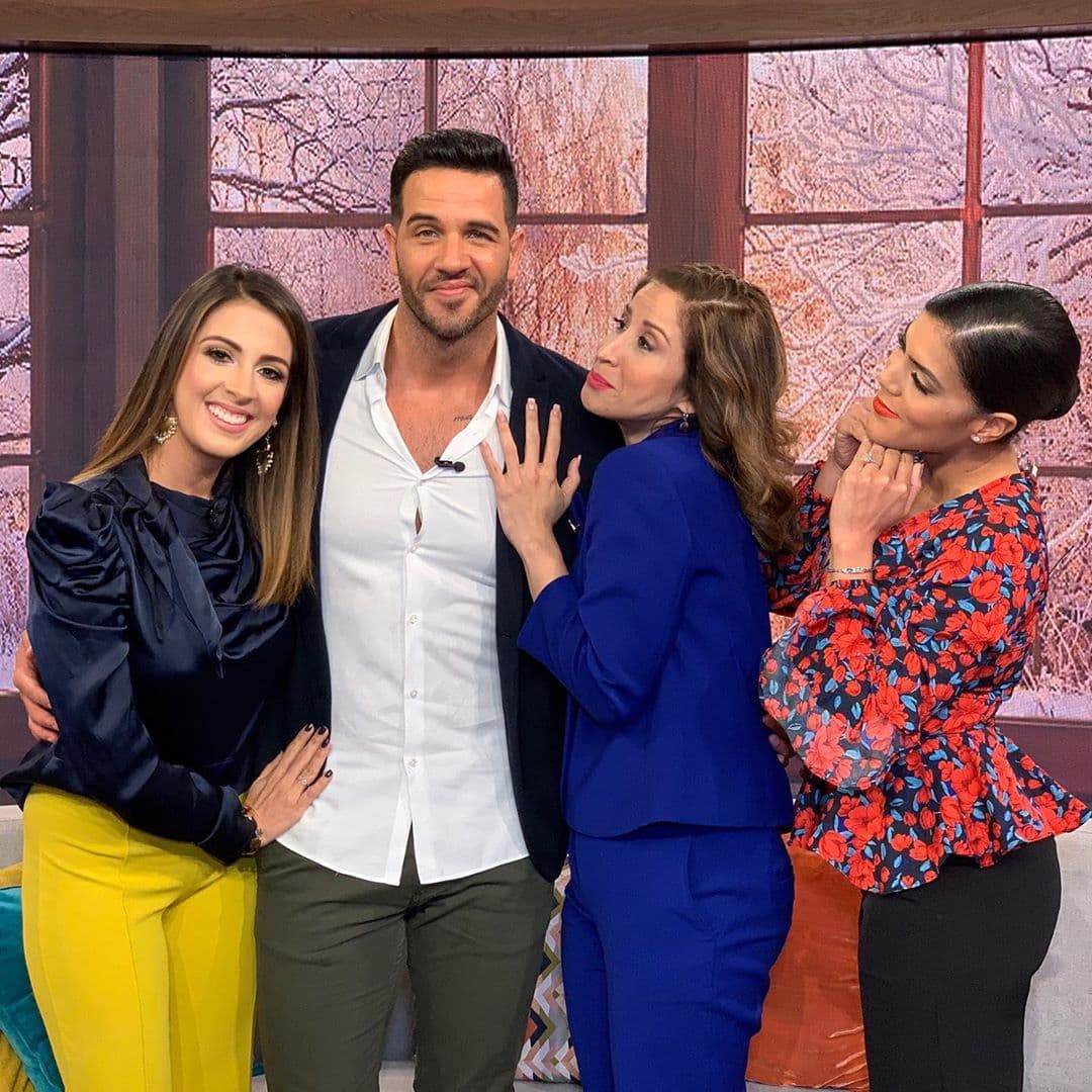 Vaya que la historia de amor conmovió a las chicas, quienes abrazaron a nuestro guapo chef venezolano y posaron junto a él para una foto.