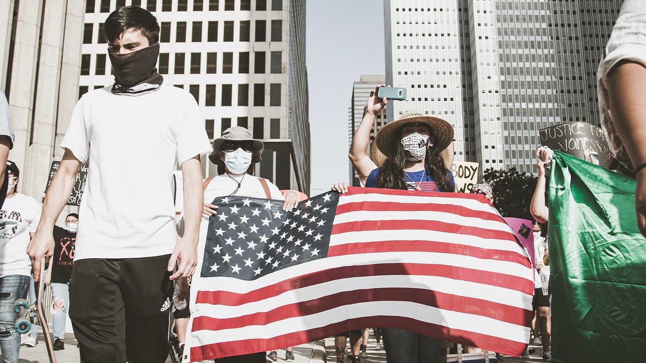 Debido a la pandemia del 
<a href="https://www.univision.com/temas/coronavirus">coronavirus</a>, muchos de los manifestantes caminaron con mascarillas.