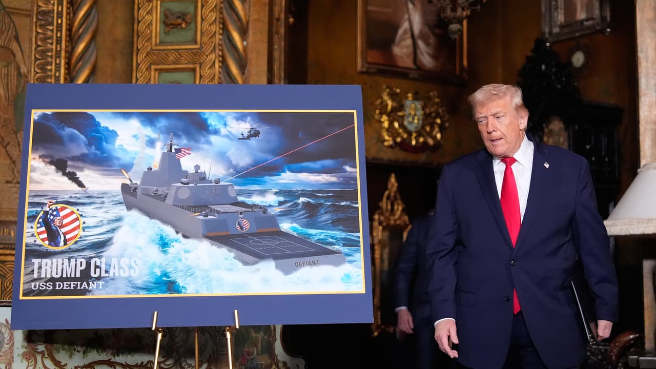 El presidente Donald Trump llega para dar un discurso en su club Mar-a-Lago, el lunes 22 de diciembre de 2025, en Palm Beach, Florida.