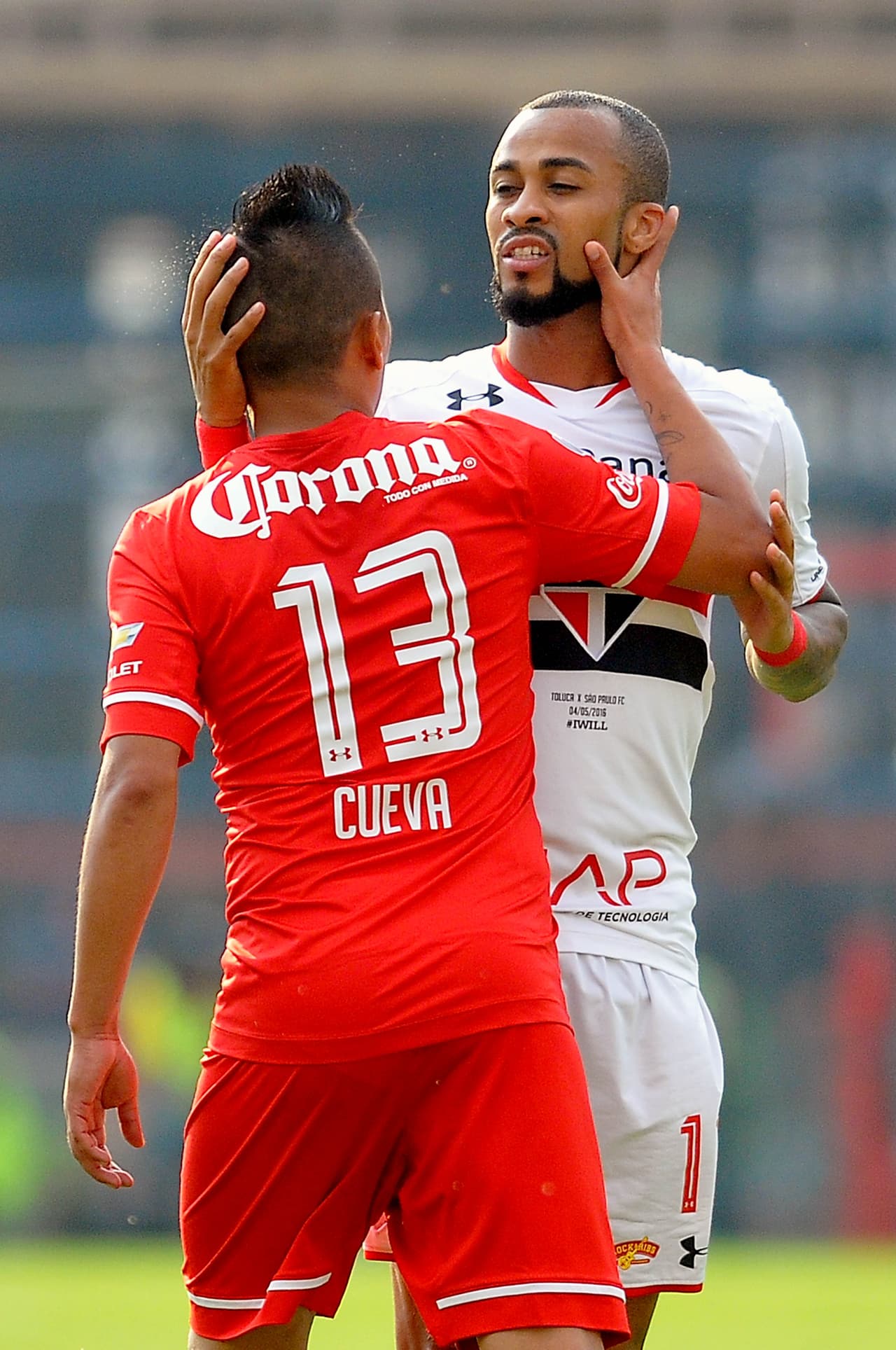 Mexico��s Toluca player Christian Cueva (L) speaks with Brazil��s Sao Paulo player Wesley Lopes (R) during their Copa Libertadores 2016 round before the quarterfinals second leg football match at Nemesio Diez stadium on May 04, 2016, in Toluca, Mexico. / AFP / MARIA CALLS (Photo credit should read MARIA CALLS/AFP/Getty Images)