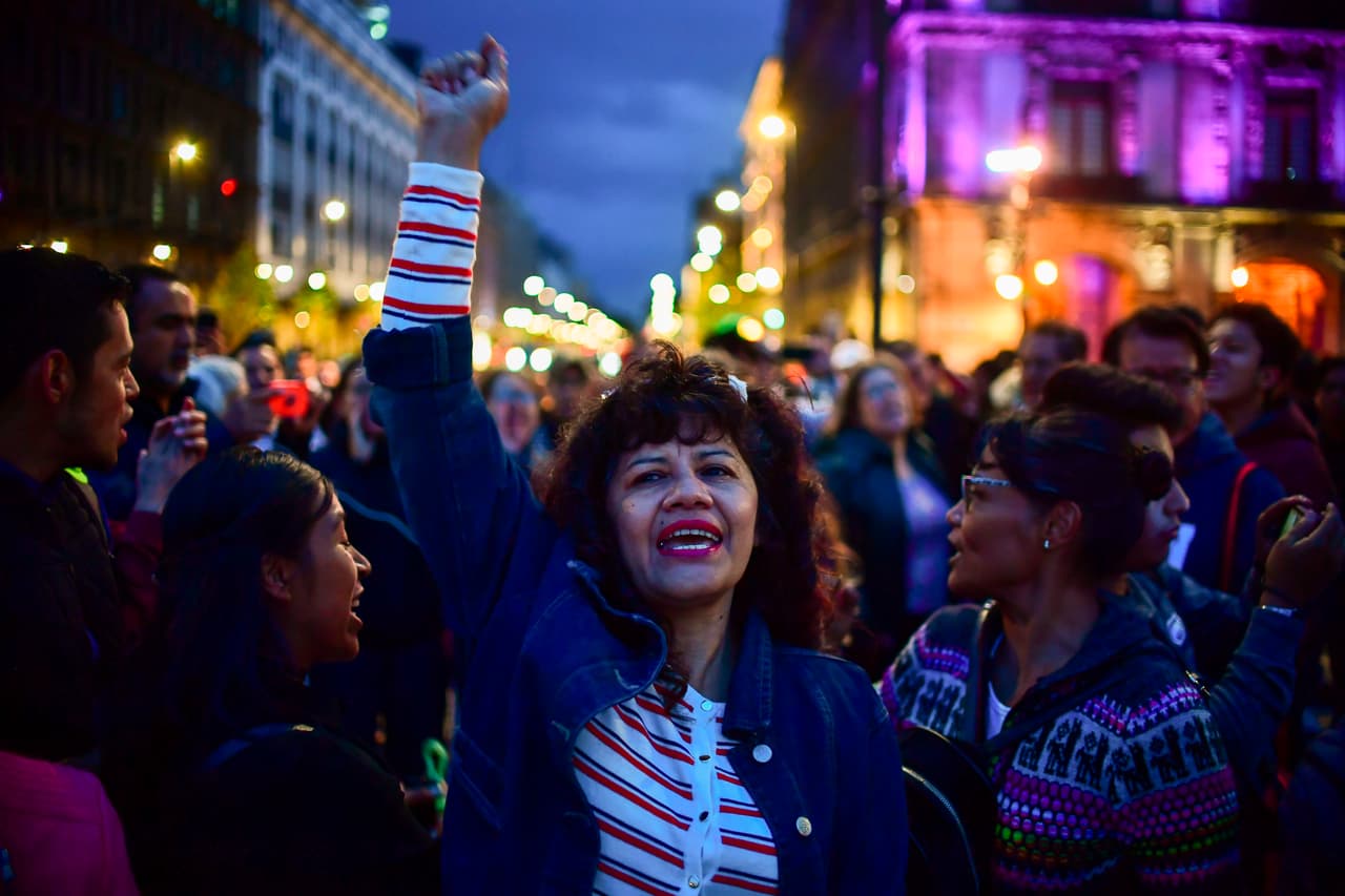Manuel López Obrador, candidato de la coalición Juntos Haremos Historia es el virtual ganador de las elecciones presidenciales de este domingo en México, antes de que se conozcan los resultados oficiales. Sus partidarios comienzan a reunirse en el Zócalo de la capital mexicana.