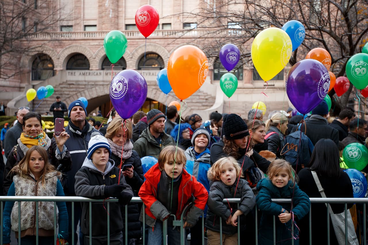 Los
<b>globos desinflados</b> son peligrosos: representan riesgo de asfixia en niños pequeños. También los
<b>baúles de almacenamiento con pestillos</b>: se han reportado casos de niños que han muerto al jugar dentro de estos al quedar atrapados y cerrarse el seguro automáticamente.