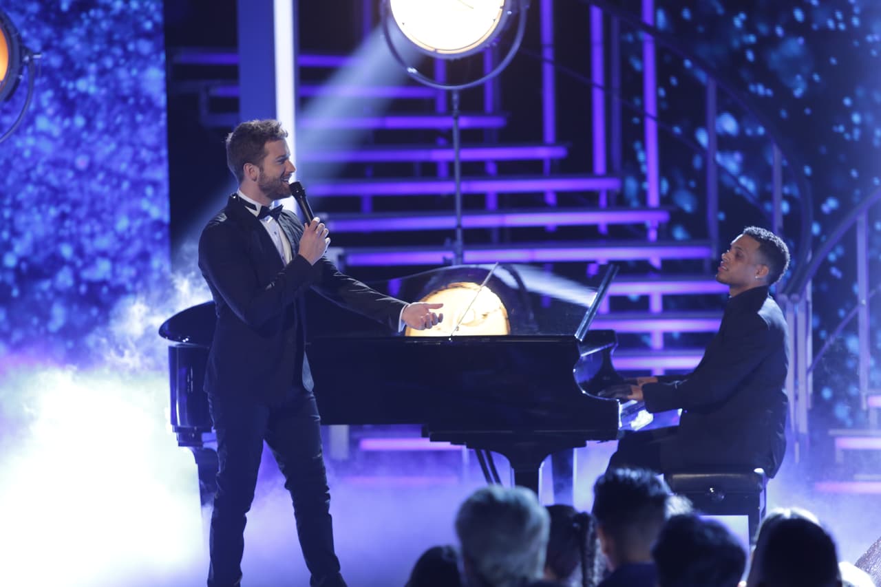 El cantautor español fue parte del desfile en trajes de gala de las finalistas, y se robó todas las miradas y suspiros de las bellas.