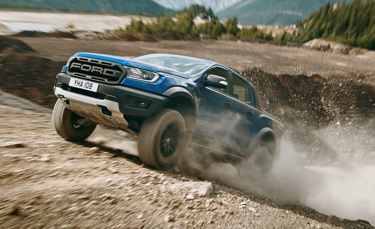 El motor para la versión europea del Ranger Raptor es un 2.0 litros EcoBlue biturbo diésel acoplado a una transmisión automática de 10 velocidades.