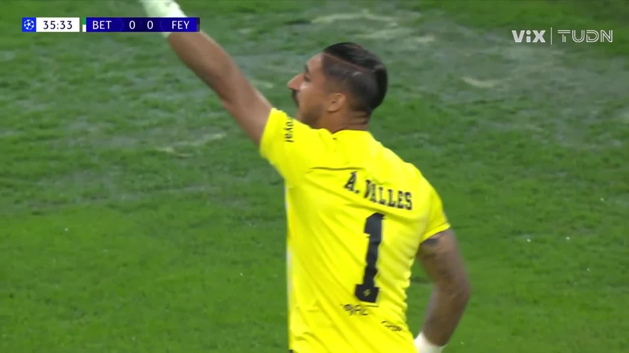 ¡DUELO DE ARQUEROS! El Feyenoord por fin aparece en el partido pero Álvaro Valles evita un golazo