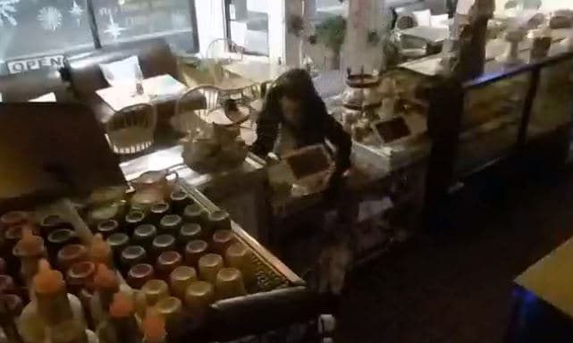 Buscan a un hombre que roba la caja registradora de una panadería en pocos segundos