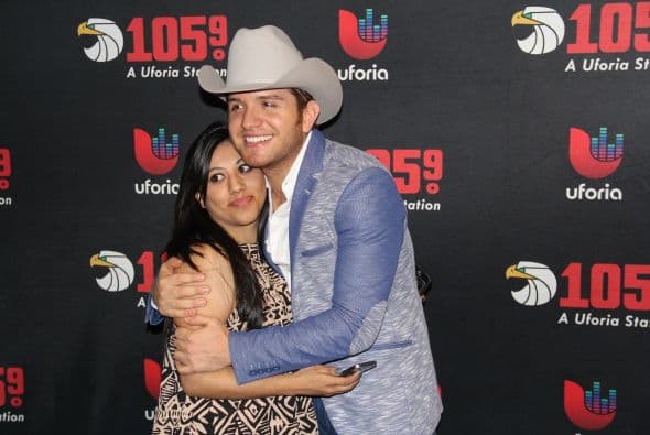 El Dasa no solo deleitó a sus fans con su voz y carisma, también compartió con ellos tomándose fotos antes del concierto. 
