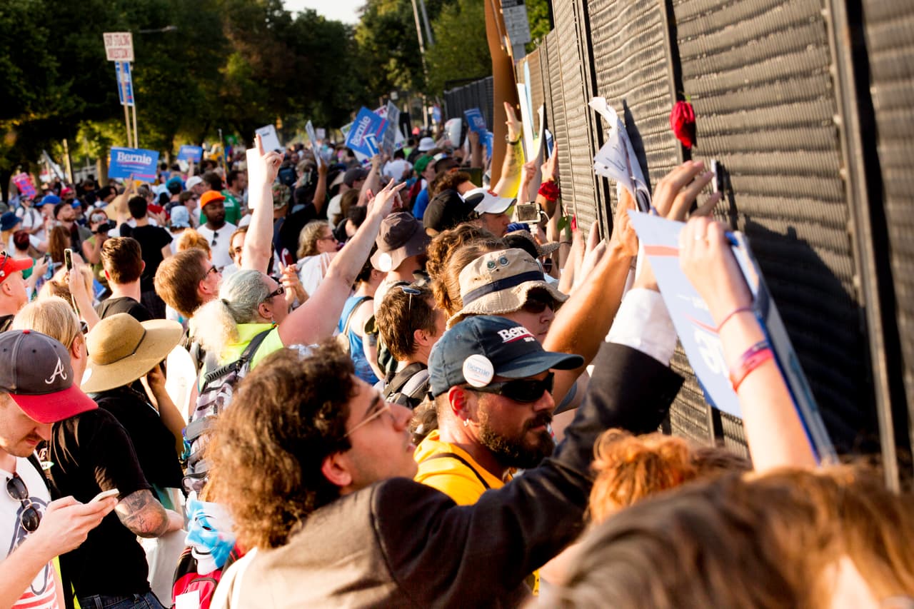 MARTES 26 DE JULIO. 7:21 PM. Los manifestantes golpeaban la barda que separa al Wells Fargo Center del parque FDR, donde llegó marchando la protesta desde el centro de Filadelfia.