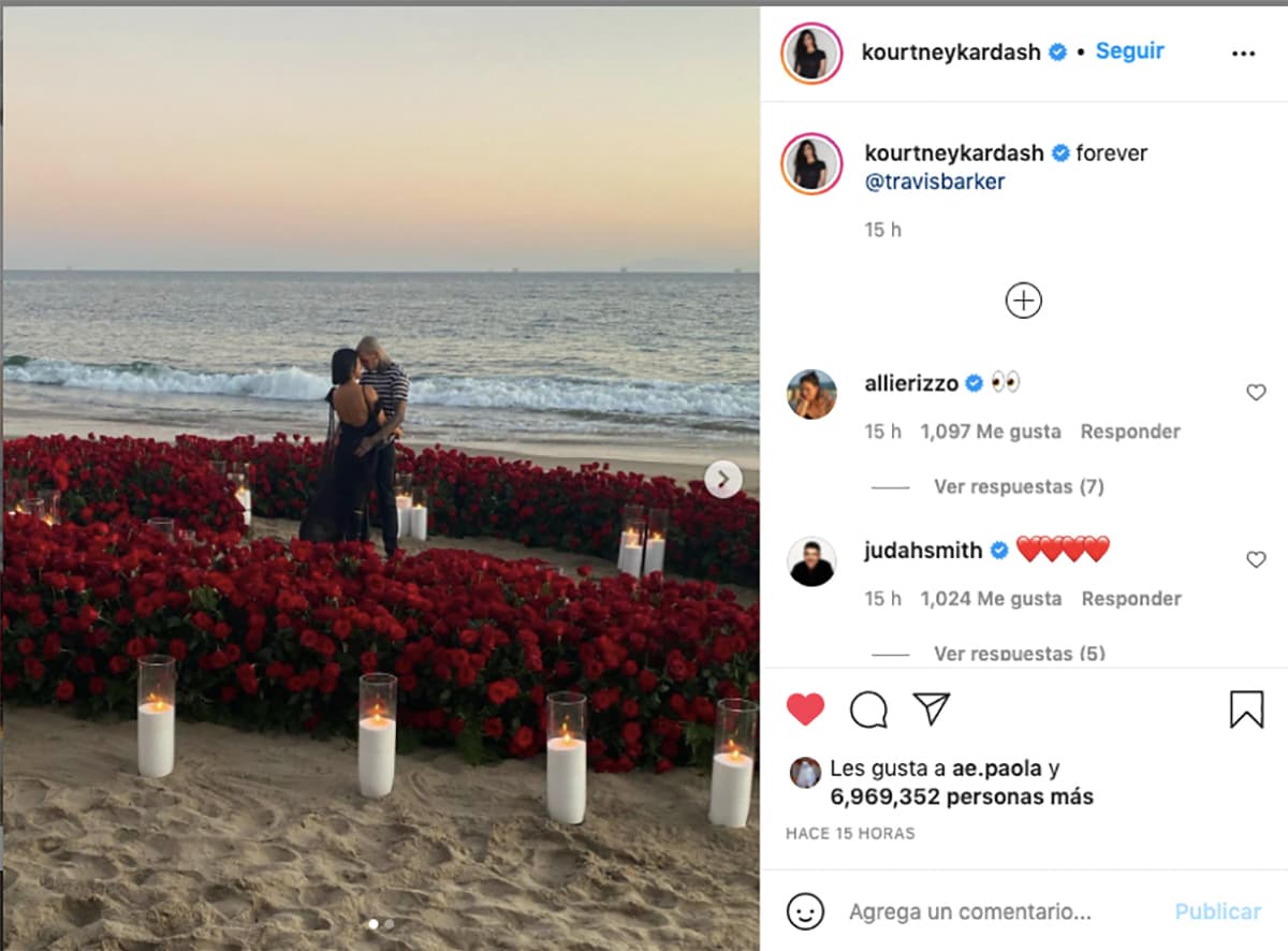 Travis Barker decidió 
<a href="https://www.univision.com/deportes/kourtney-kardashian-y-travis-barker-se-comprometen-fotos">pedirle matrimonio</a> a la mayor de las Kardashian entre velas y rosas que formaban un gran corazón. La imagen fue publicada en la cuenta oficial de la empresaria y ya cuenta con más de 8 millones de 'me gusta'.