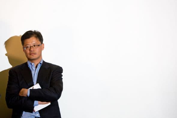 El cofundador de Yahoo!, Jerry Yang, decidió renunciar a todas sus funciones en la empresa argumentando que "llegó el momento para mí de seguir otros intereses fuera de Yahoo!". Pero la renuncia del visionario y pionero va más allá de lo que podría pensarse, ya que el segundo accionista de la firma de Internet ya había tenido roces que se vieron acentuados desde las fracasadas intenciones de Microsoft de adquirirlos.