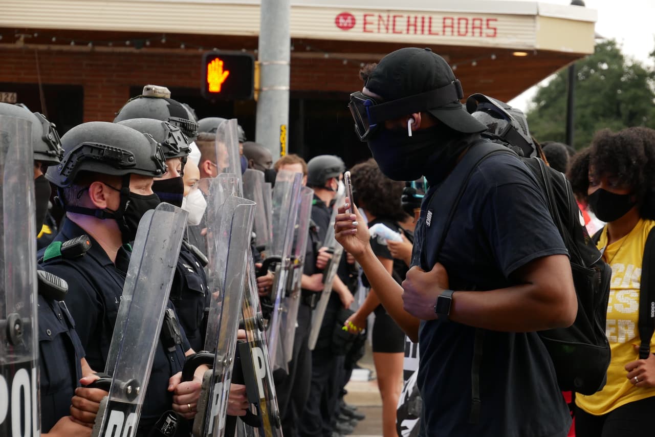 El activista, Dominique Alexander, fue interrogado en la sede del departamento policiaco por haber formado parte de la disputa.