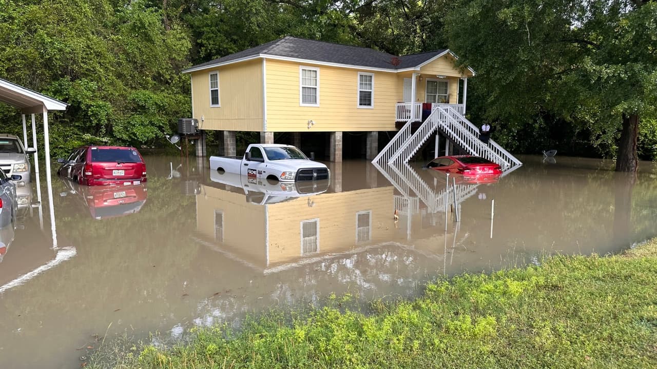 Según reportes meteorológicos, las tormentas debían desaparecer entre las 7:00 y 8:00 de la noche, pero los fuertes vientos se mantendrían en horas de la madrugada.