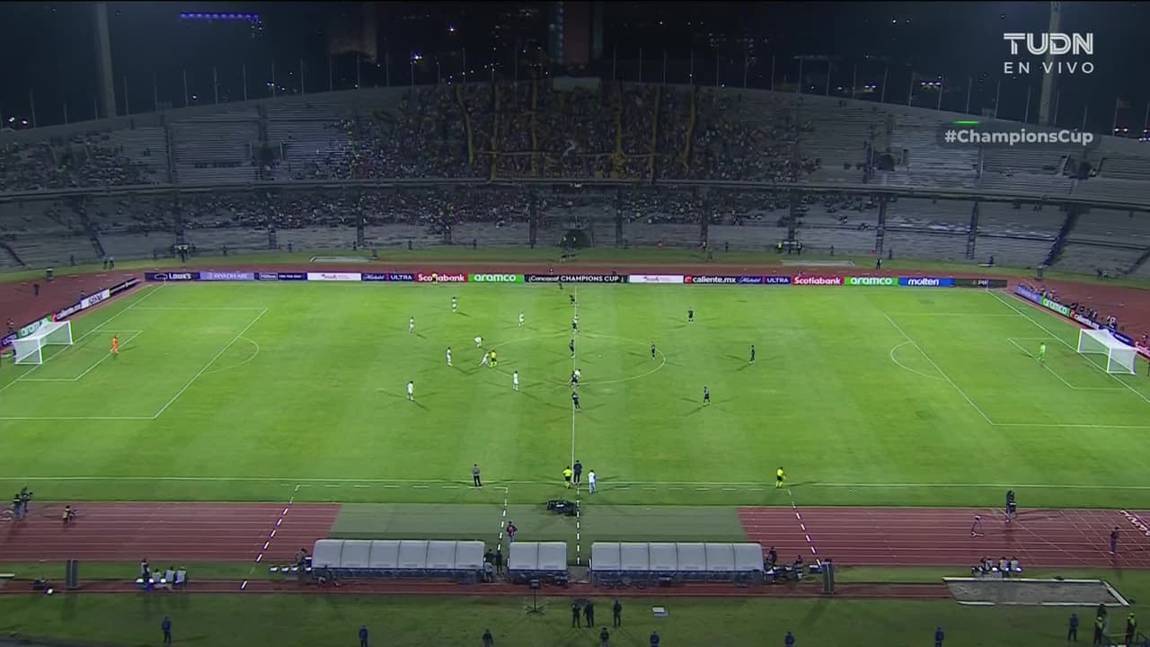 Arranca el partido y la pelota está en juego.