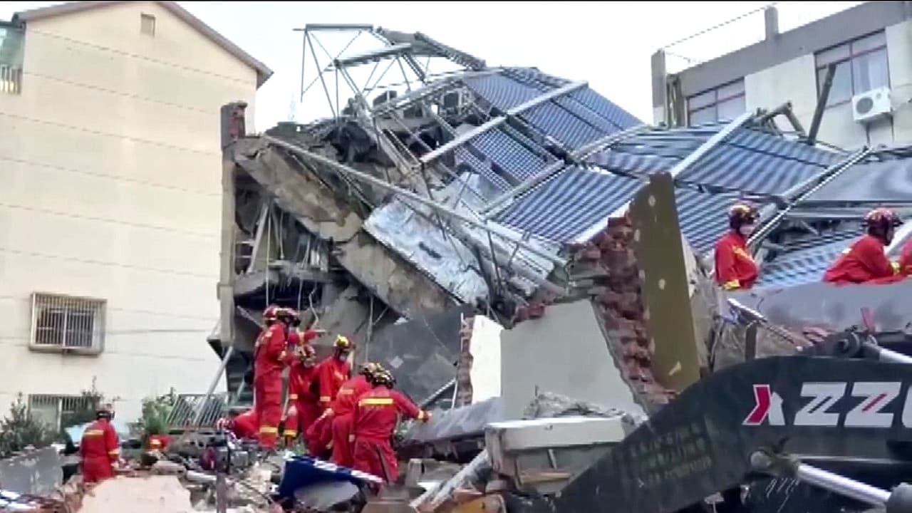 Hotel colapsa en China dejando a más de una veintena de personas bajo los escombros