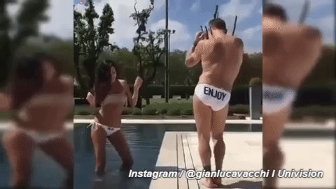 Baile con mensaje. Nunca habíamos visto a nadie meterse en la piscina con tanta gracia.