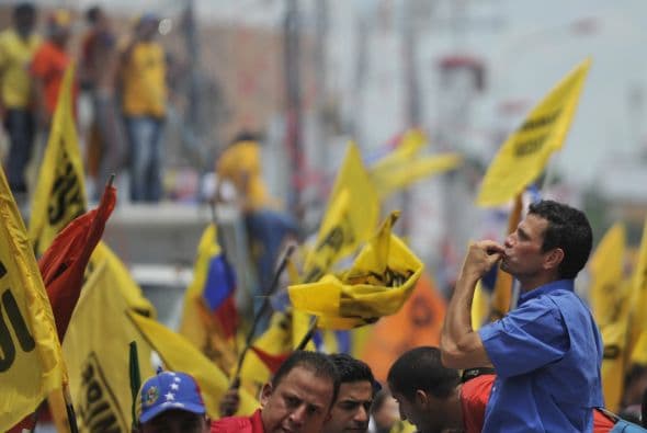 Capriles apuró hasta el último día su actividad proselitista y hoy encabezó actos en los estados occidentales de Cojedes, Apure y Lara, en cuya capital, situada a 350 kilómetros al oeste de Caracas, pidió a los venezolanos que vayan a votar el 7 de octubre y lo hagan pensando en su familia.