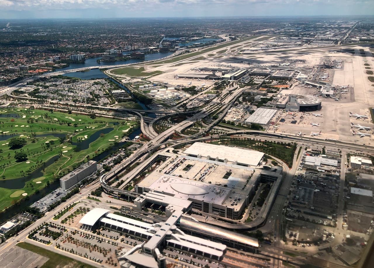 Con el inicio de las vacunaciones en contra del coronavirus a los trabajadores de la salud y las personas mayores de 75 años, se ha abierto una luz de esperanza de que pronto todo vuelva a la normalidad, y lugares como el aerpuerto de Miami vean de nuevo el movimiento que lo ha caracterizado en las últimas décadas.