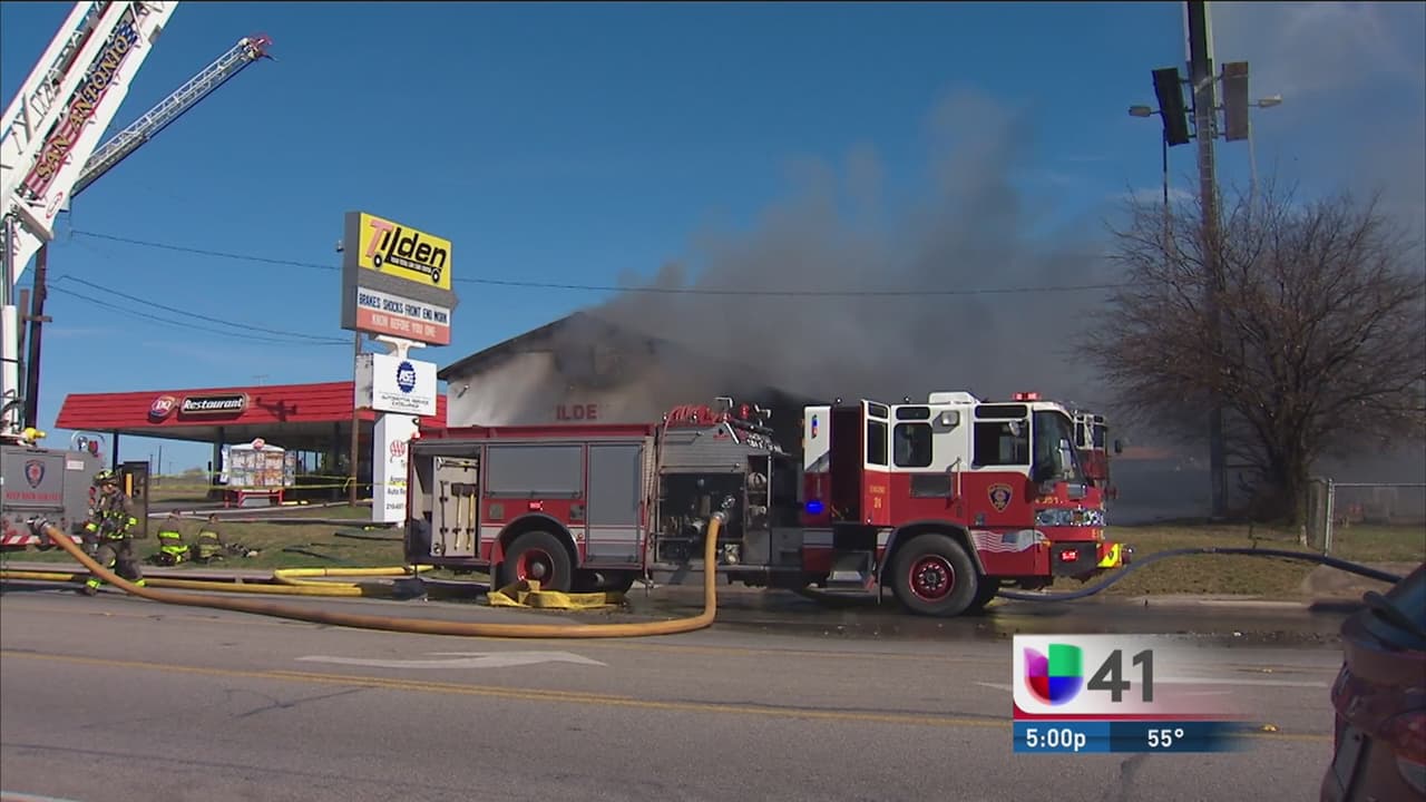Bomberos combaten incendio en taller mecánico 