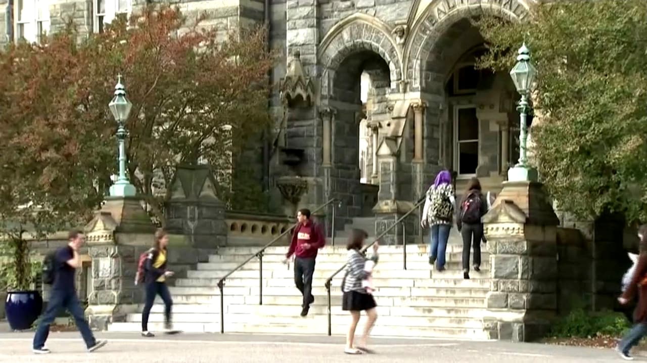 ¿Universidades deben entregar datos sensibles de sus estudiantes? De esto va una nueva demanda contra gobierno de Trump