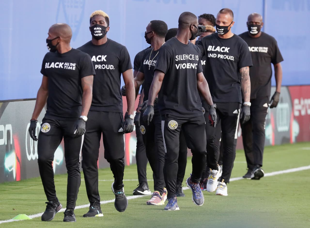 Así fue como los jugadores de la MLS rindieron homenaje y apoyaron al movimiento 'Black Lives Matter' momentos antes del pitazo inicial.