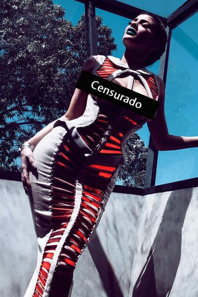 Una sexy foto en la que aparece sólo luciendo unas pezoneras.