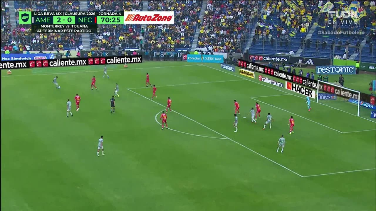 ¡CERCA! Henry Martín disparó que se estrella en el poste.