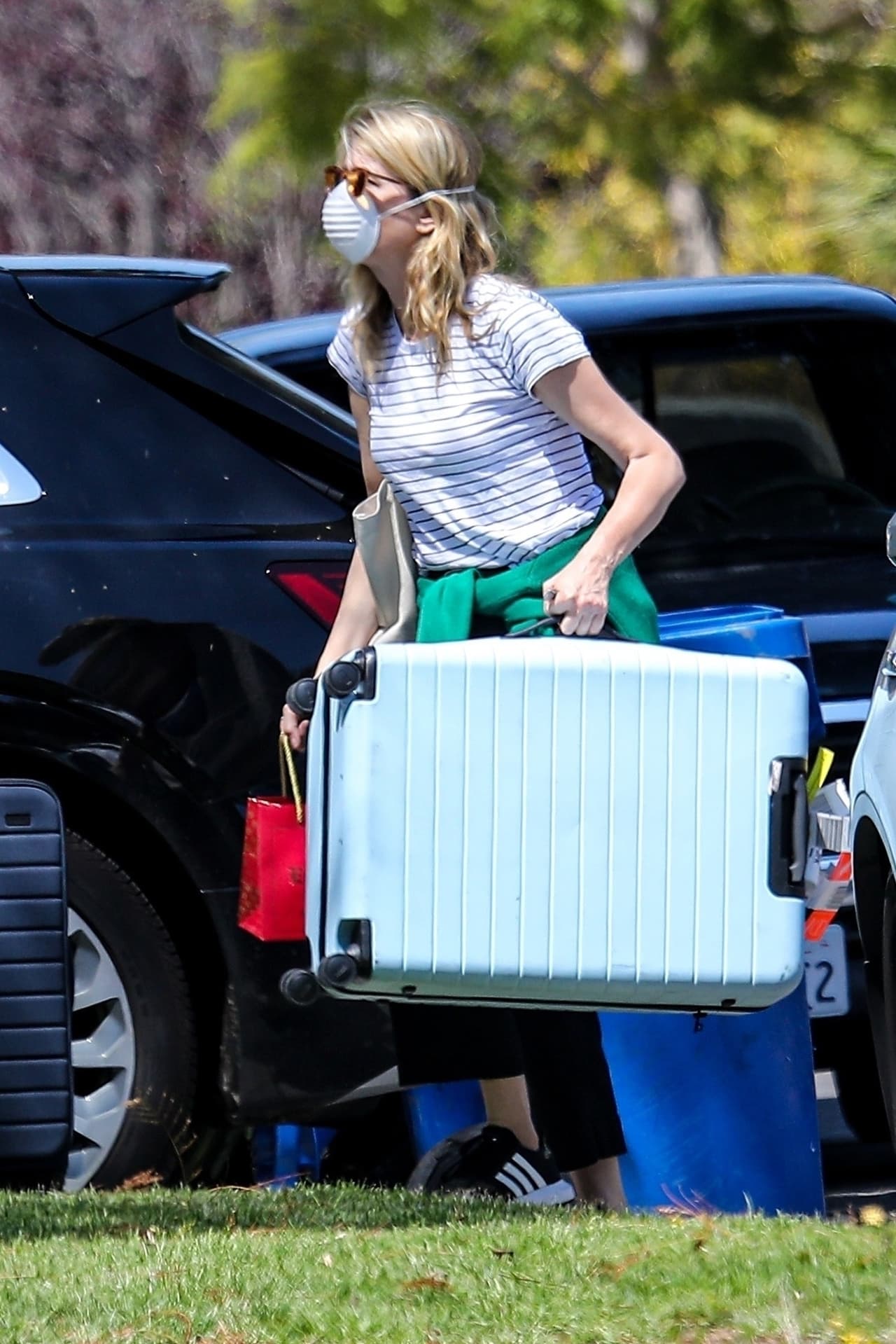 Laura Dern salió de su casa con maletas y bolsas para visitar a una amiga.