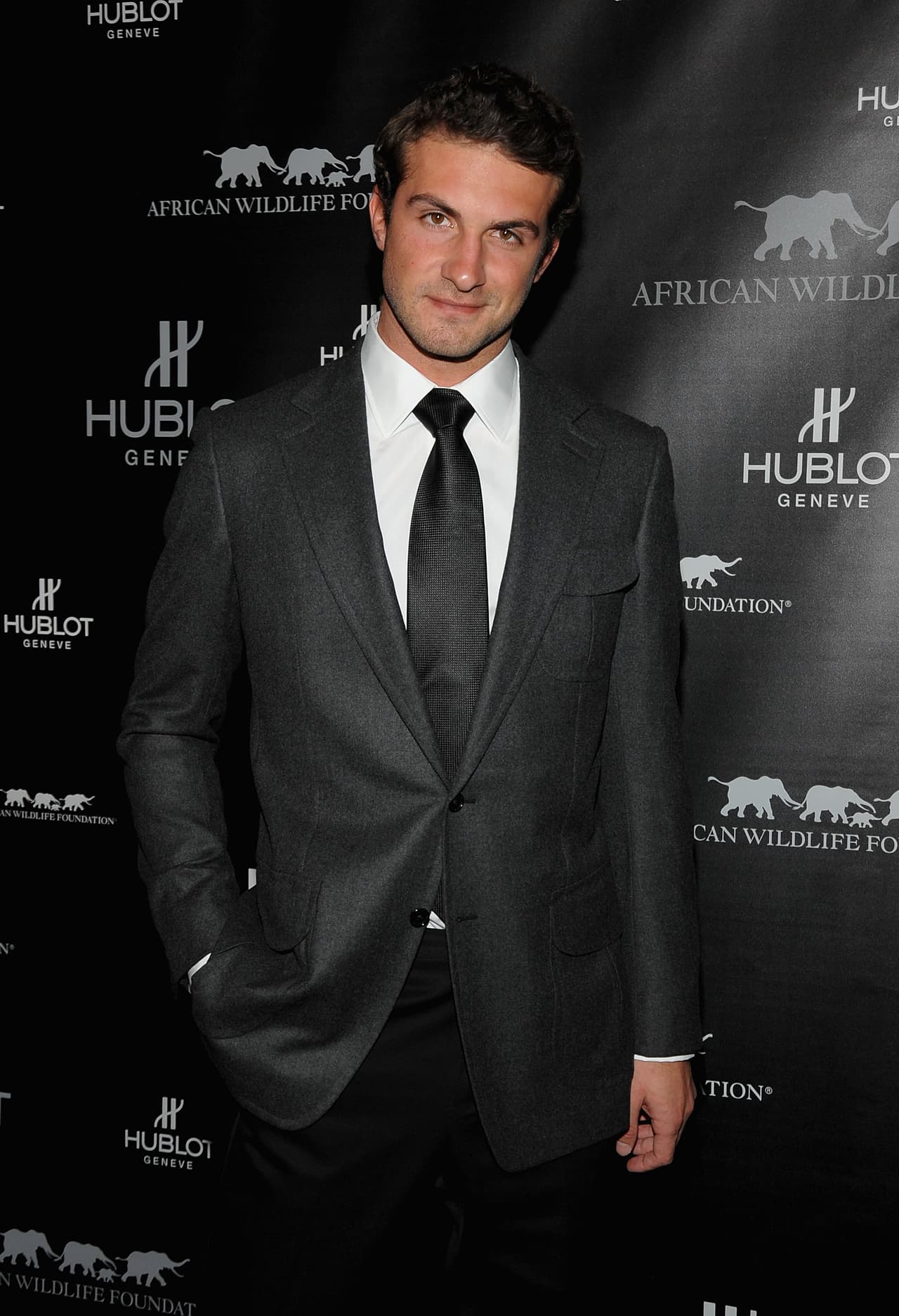 Sabemos que con ese rostro es imposible poner atención a otras cosas, pero el empresario Stavros Niarchos III es sabe muy bien qué le queda de maravilla.