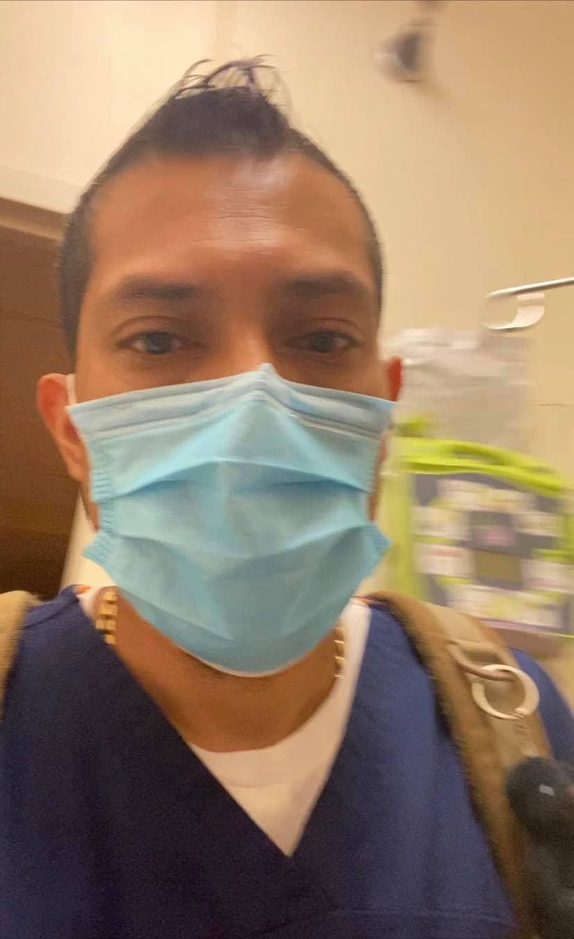 Emmanuel Ramírez es asistente de enfermería en Elevate Care de Chicago. Sus turnos llegan a ser de 16 horas para asistir a los pacientes con covid-19.