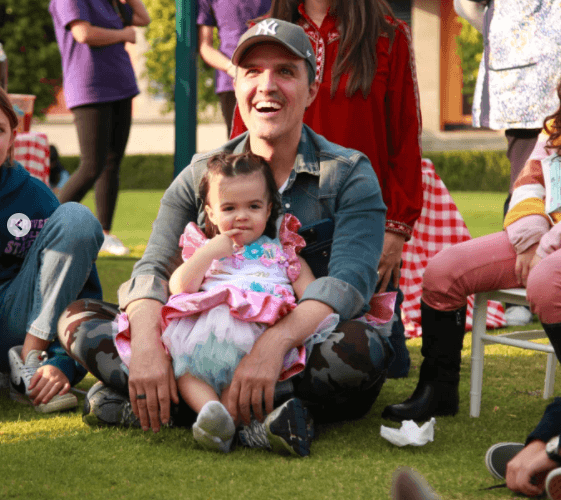 El orgulloso papá también estuvo feliz en la celebración que se llevó a cabo en un local abierto y con césped que estuvo adornado con mesas, carpas y globos. De acuerdo con las fotos publicadas en Instagram, los niños disfrutaron de juegos animados de presentadores, dibujaron y pintaron hasta más no poder, comieron y rompieron una piñata. 
<br>
<br>