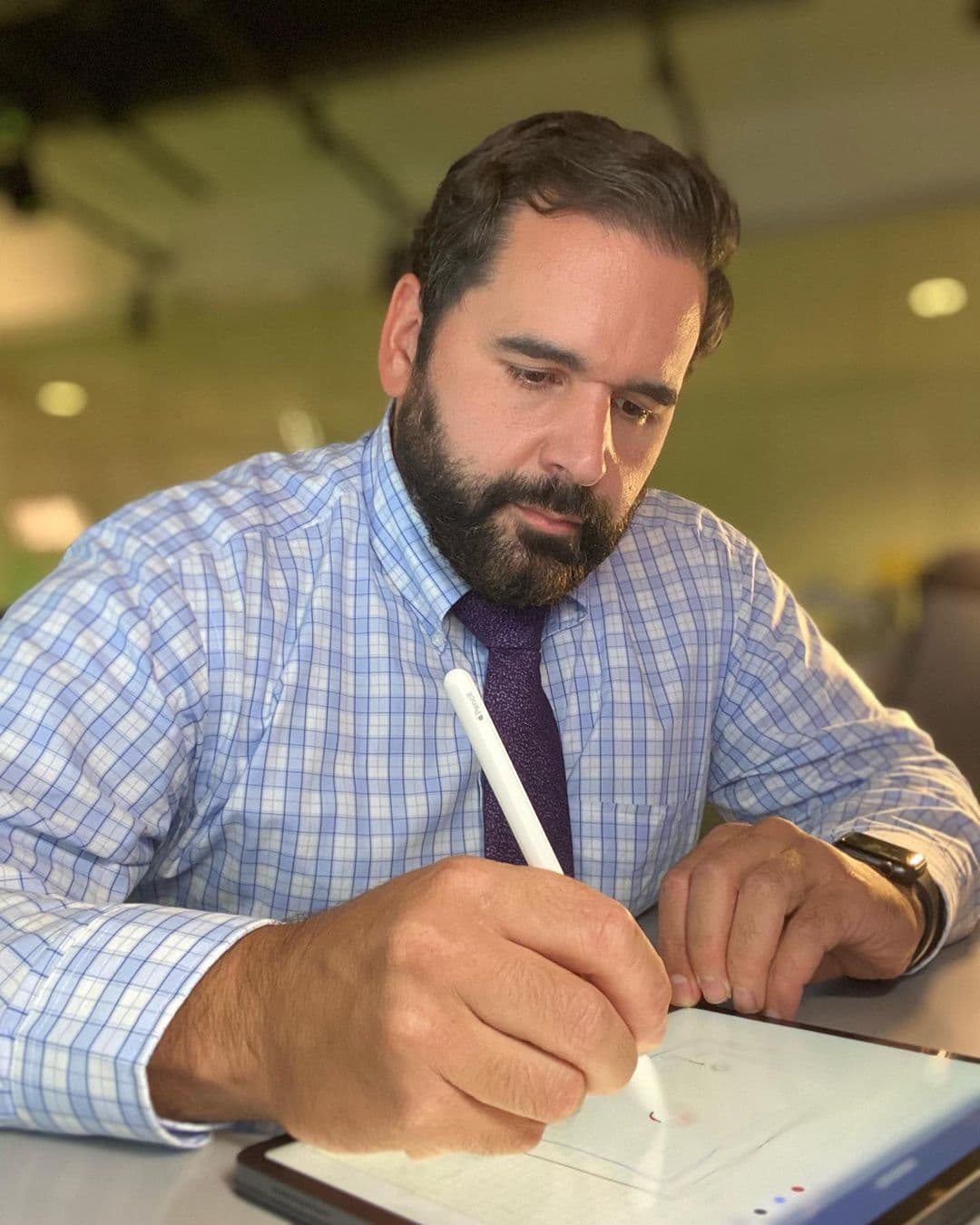 ¿Qué estará haciendo tan concentrado Albert Martínez? Nuestro meteorólogo adelantó que se trata de algo "muy cool".